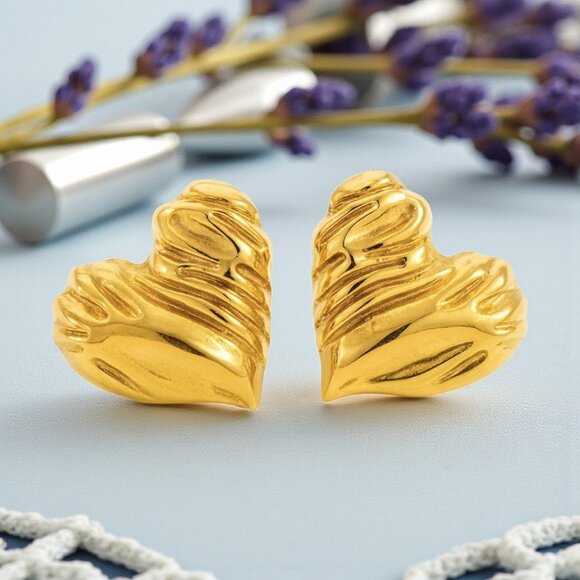 🆕️18K Gold Plated Stainless Steel Minimalist Textured Heart Stud Earrings - Picture 7 of 10